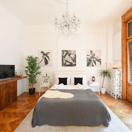 Love.Travel.Explore ♥️Apt W/ Balcony In Old Town Leilighet Bucureşti Eksteriør bilde