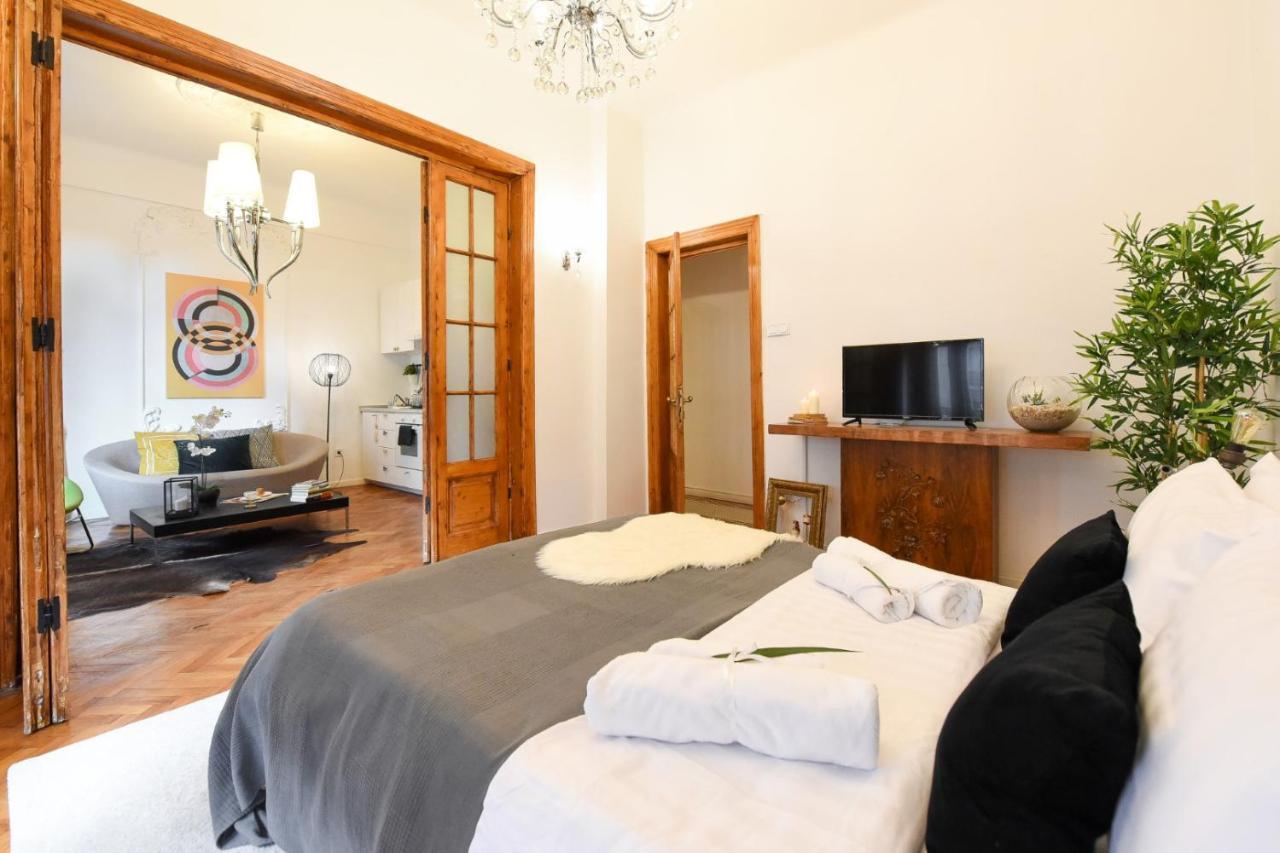 Love.Travel.Explore ♥️Apt W/ Balcony In Old Town Leilighet Bucureşti Eksteriør bilde