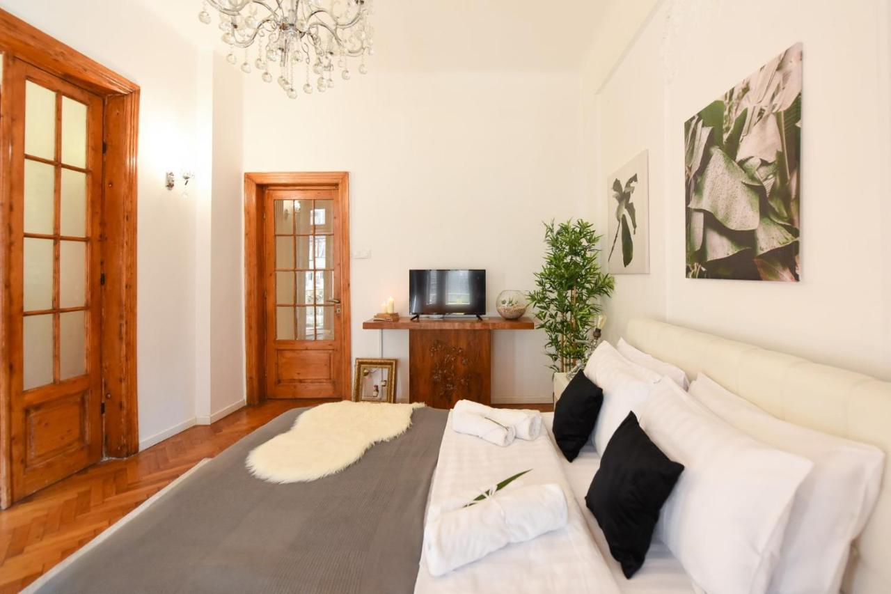 Love.Travel.Explore ♥️Apt W/ Balcony In Old Town Leilighet Bucureşti Eksteriør bilde