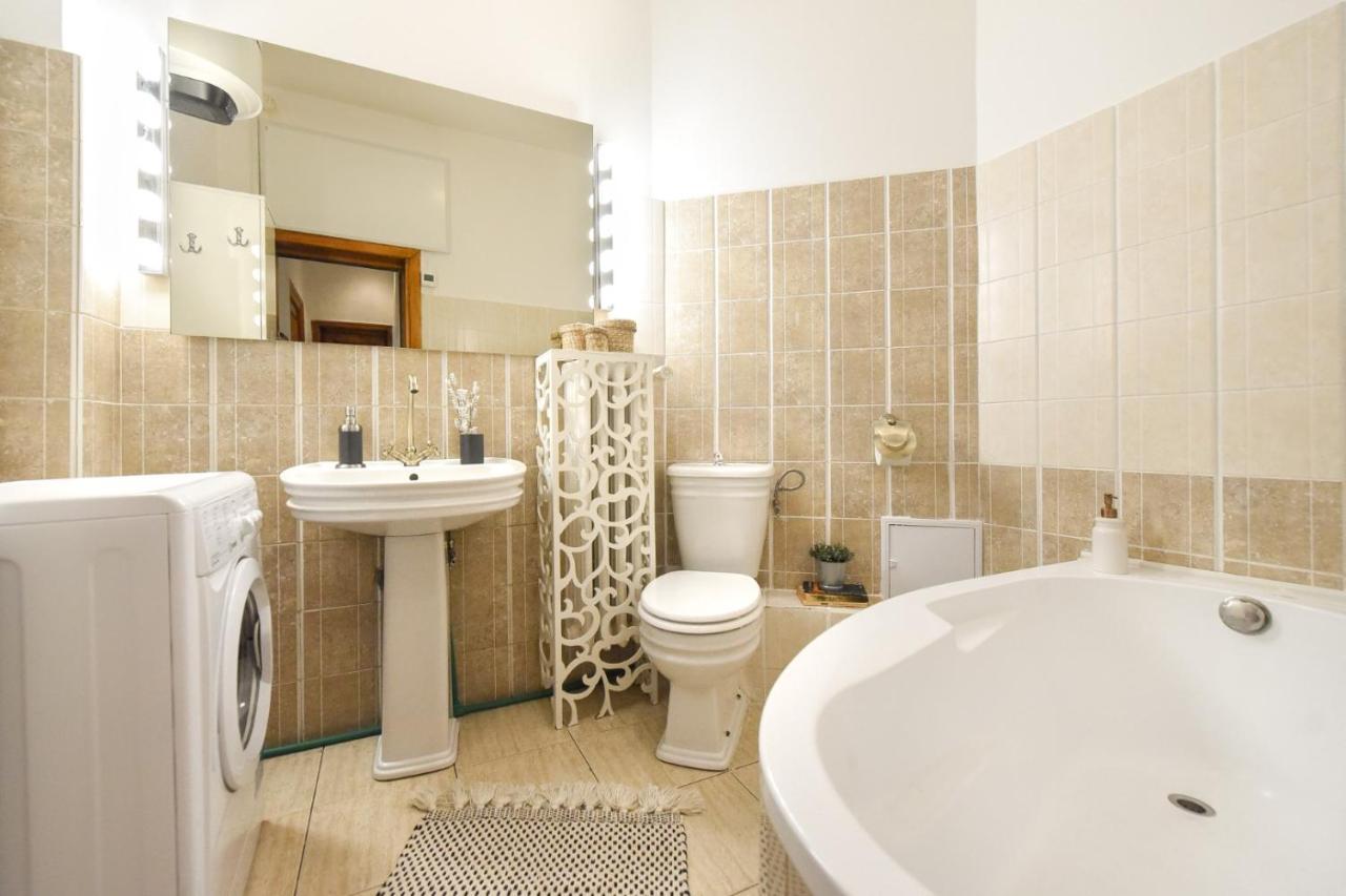 Love.Travel.Explore ♥️Apt W/ Balcony In Old Town Leilighet Bucureşti Eksteriør bilde