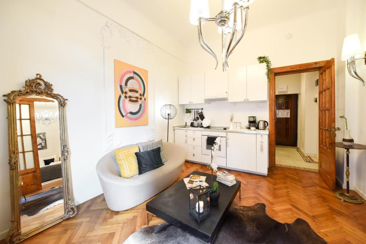 Love.Travel.Explore ♥️Apt W/ Balcony In Old Town Leilighet Bucureşti Eksteriør bilde