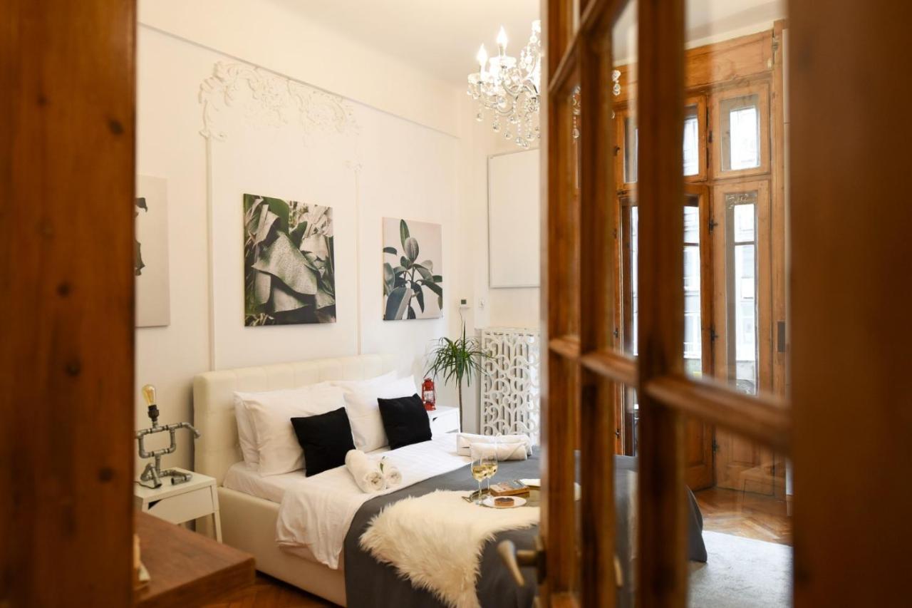 Love.Travel.Explore ♥️Apt W/ Balcony In Old Town Leilighet Bucureşti Eksteriør bilde