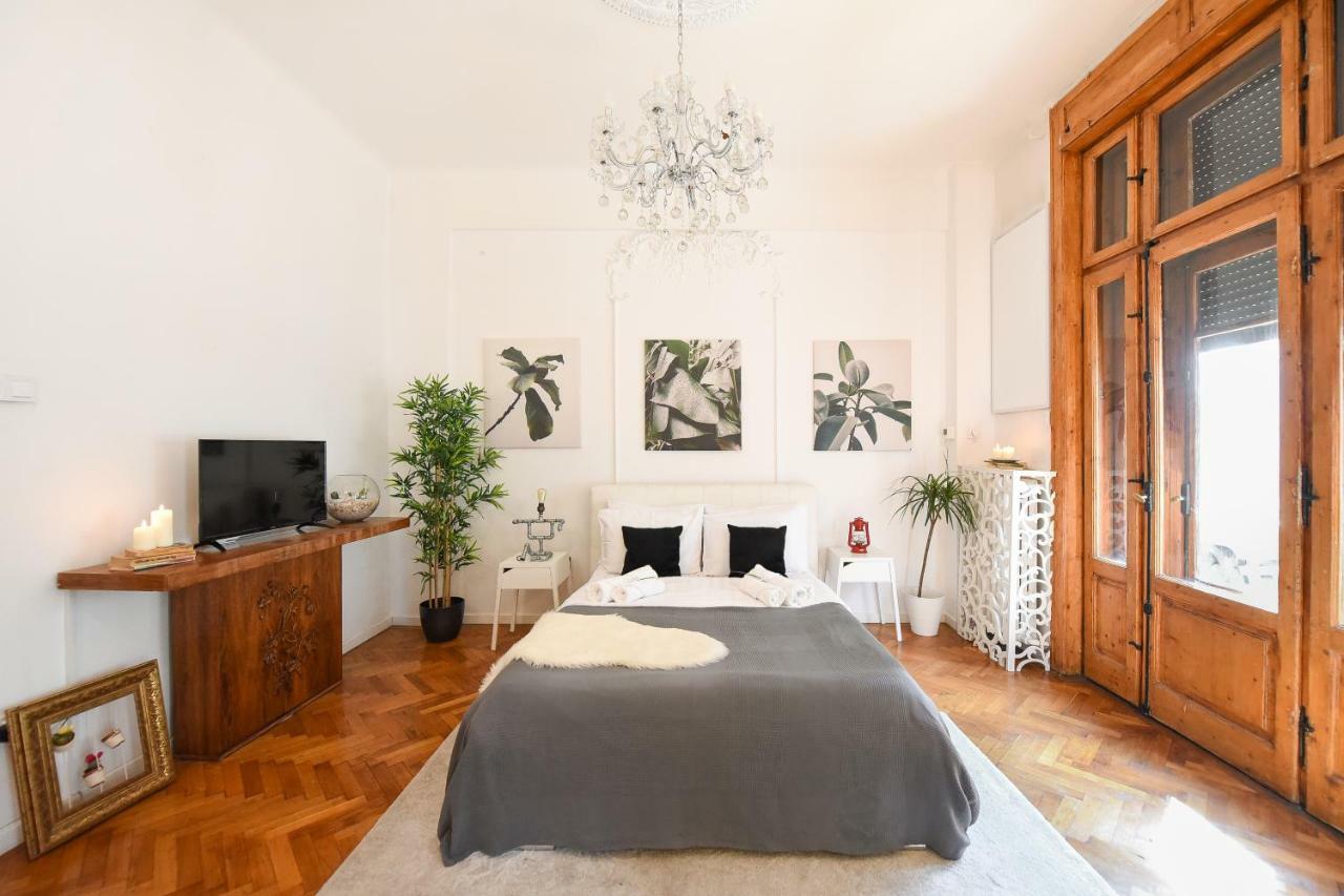 Love.Travel.Explore ♥️Apt W/ Balcony In Old Town Leilighet Bucureşti Eksteriør bilde