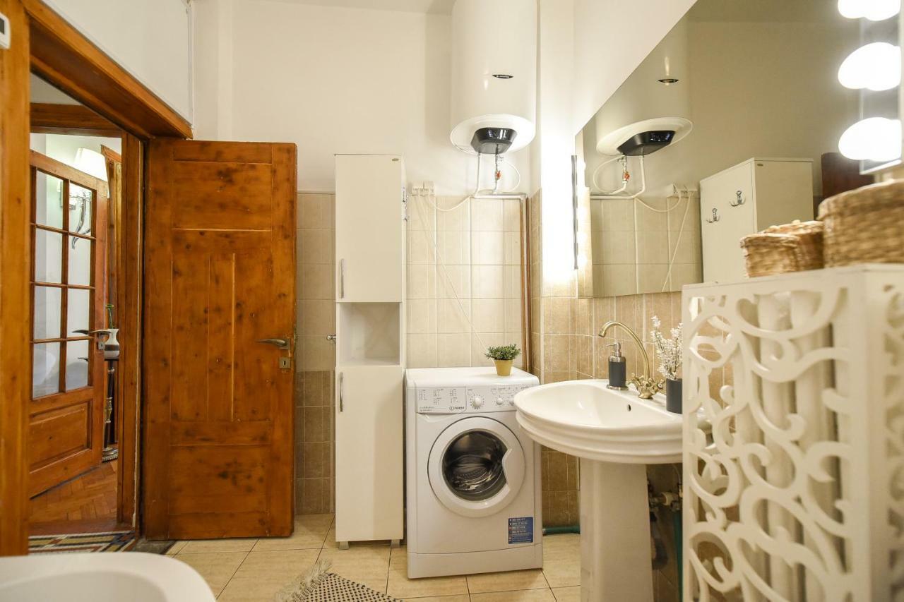Love.Travel.Explore ♥️Apt W/ Balcony In Old Town Leilighet Bucureşti Eksteriør bilde